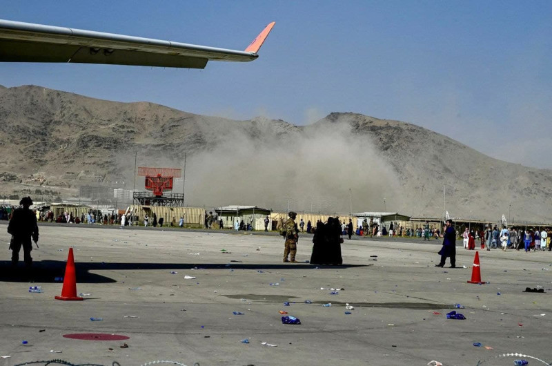 阿富汗喀布爾機場外26日發生爆炸事件，疑為自殺引爆行動，造成人員傷亡，包括美軍在內。   圖：翻攝自推特