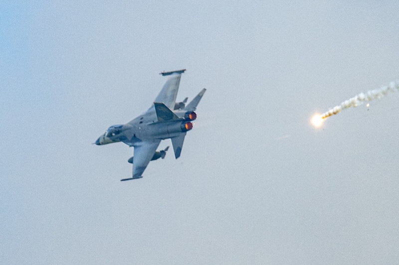 聯兵營協調空軍IDF戰機模擬對敵進行空中打擊。   圖：翻攝中華民國陸軍臉書