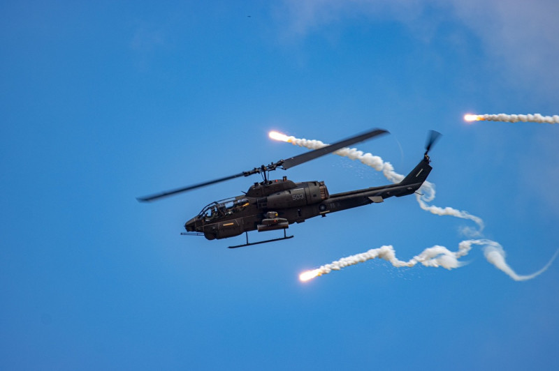 聯兵營協調空騎602旅AH-1W攻擊直升機施放熱焰彈實施戰場脫離。   圖：翻攝中華民國陸軍臉書