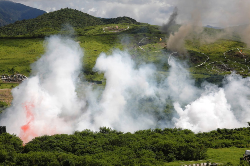 化學兵煙幕排施放煙幕，掩護第一線部隊攻擊。   圖：翻攝中華民國陸軍臉書