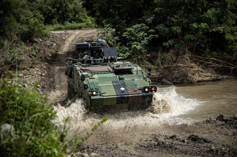 CM32雲豹八輪甲車通過崎嶇、泥濘的操演場地，展現優越性能。   圖：翻攝中華民國陸軍臉書