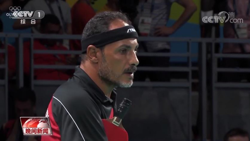 東京殘奧會的乒乓賽場，48歲的埃及運動員哈馬托給人們留下深刻印象。失去手臂的他用嘴咬住球拍擊球，雖然未能在首場比賽中取勝，但其頑強拼搏的精神仍然贏得了人們的尊重。   圖：翻攝自CCTV