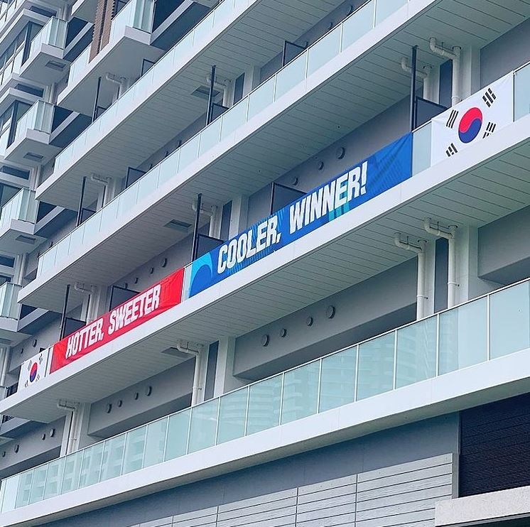 東京帕奧會舉辦前，韓國代表團在奧運村宿舍外懸掛了寫有「Hotter, Sweeter, Cooler, Winner」文字的橫幅，引發日本網民的怒火。   圖：翻攝自環球網