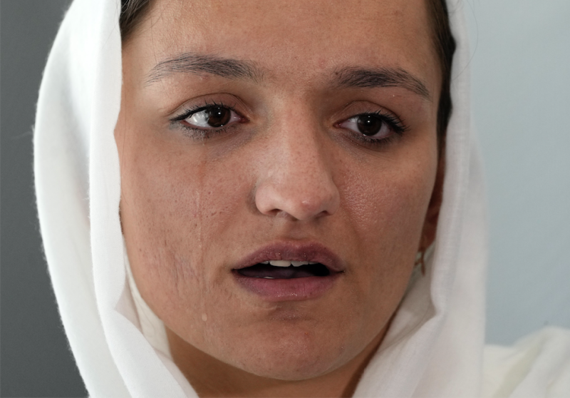 阿富汗女市長加法里(Zarifa Ghafari)前往喀布爾機場的途中，都躲在後座車底空間，並在大使人員掩護下順利逃亡德國。   圖：達志影像／美聯社
