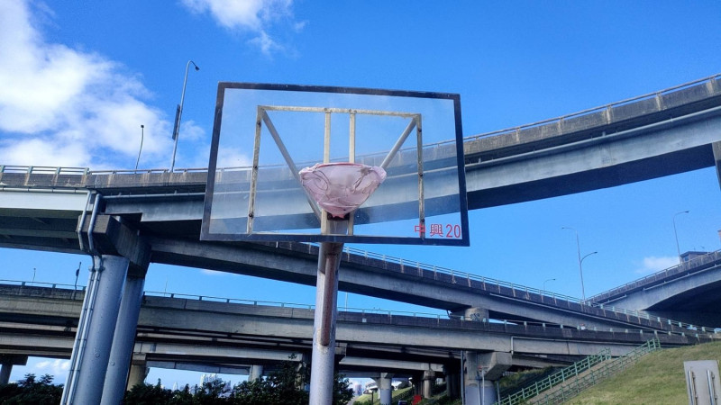 三重中興橋籃球場封場。   圖：新北市水利局提供