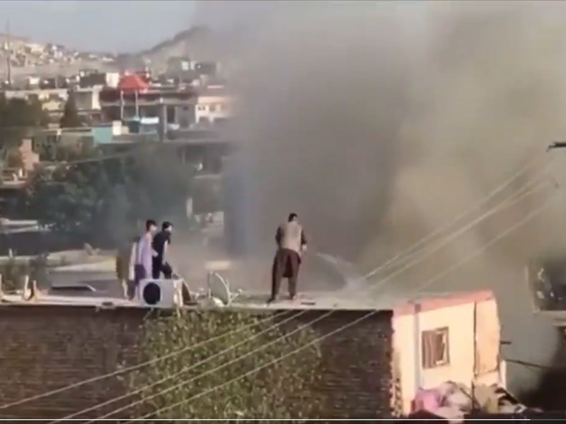 阿富汗首都喀布爾29日傳出一聲疑似火箭彈攻擊的巨大爆炸聲，目擊者表示事件疑似發生在機場附近，電視畫面顯示現場冒出濃濃黑煙。   （圖取自twitter.com/AlArabiya_Eng）