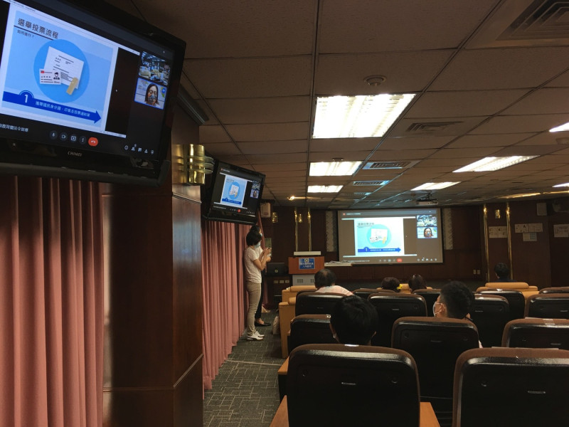 臺北市選舉委員會組長冀凱倩以線上視訊方式向新住民說明公投相關規定。   圖：移民署提供