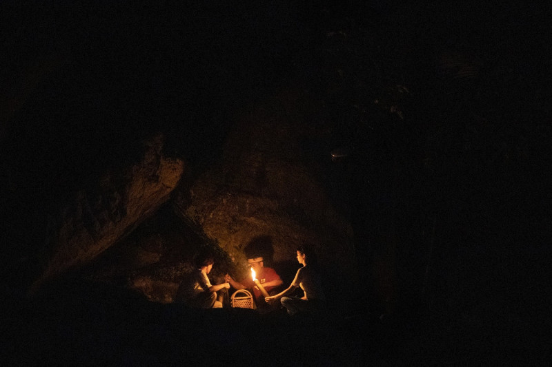夜間圍著火光聽族人述說過去獵人穿梭森林的驍勇戰事。   圖：東管處／提供