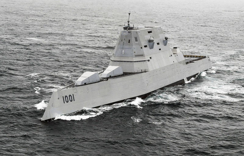 美軍傳找到不用拆除2座高級艦炮即可容納C-HGB的方法。圖為「朱瓦特級」驅逐艦同型艦「孟蘇爾號(DDG-1001)」。   圖：翻攝維基百科