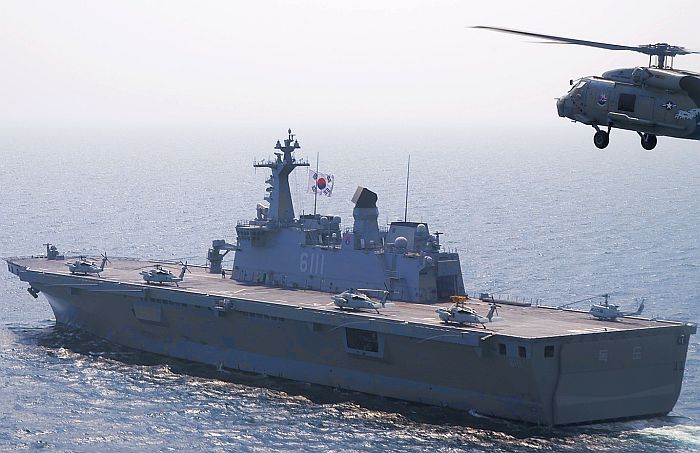 南韓兩棲攻擊艦「獨島號(LPH-6111)」31日將與英國海軍「伊麗莎白女王號」航母打擊群在東海海域進行軍演。   圖：翻攝MDC軍武狂人夢網站(資料畫面)