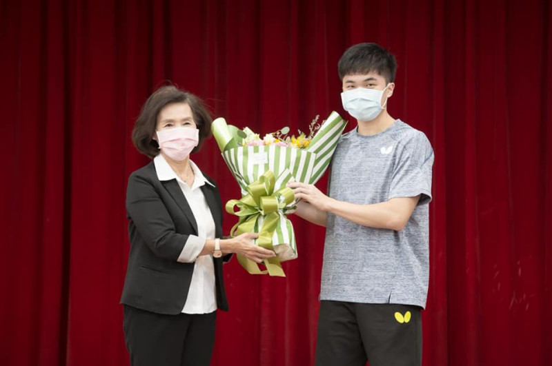 宜蘭縣長林姿妙（左）贈花給奧運混雙銅牌林昀儒（右）。   圖：取自林姿妙臉書