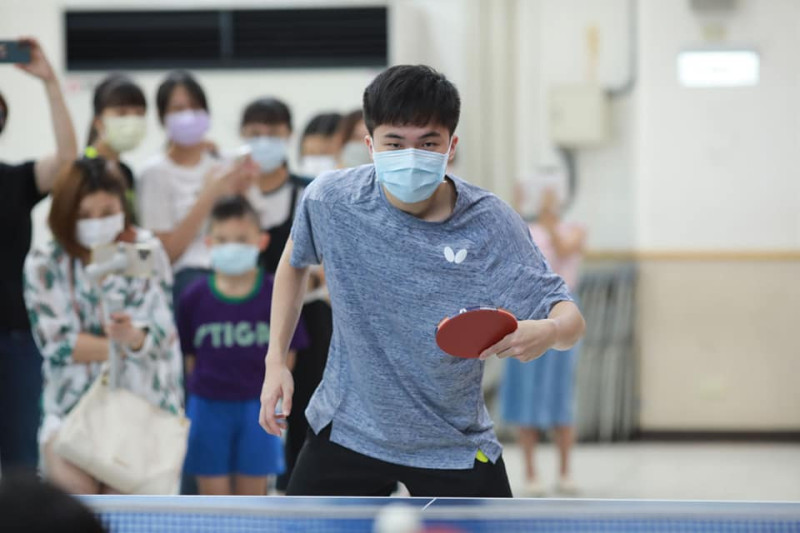 奧運銅牌林昀儒30日返回母校宜蘭國小，將60萬加碼獎金全數捐出培育桌球人才。   圖：取自林姿妙臉書