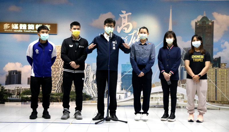 陳其邁(左三)在市府歡迎5位在地東奧選手。   圖：高雄市政府提供