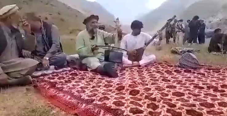 阿富汗民謠歌手安達拉比（右二）27日在家中遭塔利班成員拖出開槍處決。   圖：翻攝推特