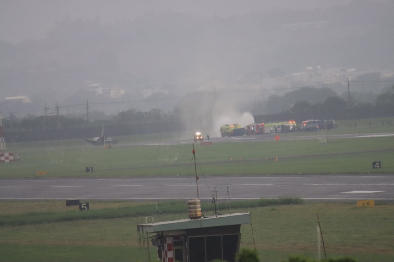 1架F-16戰機31日降落滑行時卻衝出了跑道，最後機鼻插進土裡。   圖：取自IDF經國號臉書