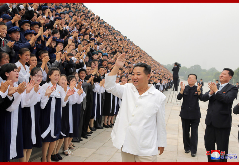 金正恩又露面了，在昨 (30) 日會見了志願報名到艱苦崗位工作的朝鮮青年。   圖 : 翻攝自朝中社