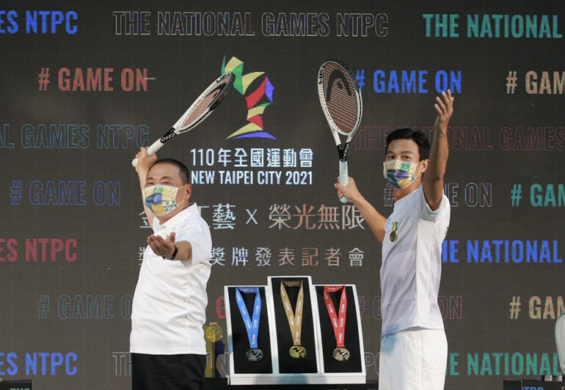 侯友宜與網球一哥盧彥勳一起揮拍。   圖：新北市體育處提供