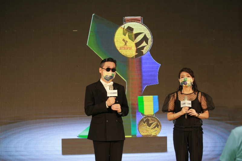 玻璃工藝林靖蓉(右)與設計師陳俊良攜手打造大會獎座及獎牌。   圖：新北市體育處提供