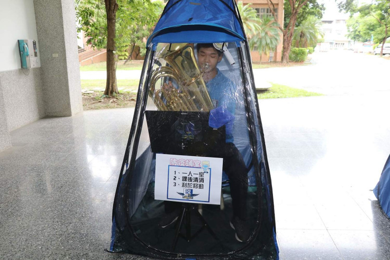 嘉義市南興國中購置「管樂蛹室」，讓學生不因疫情而停止練習管樂。   圖：嘉義市政府/提供