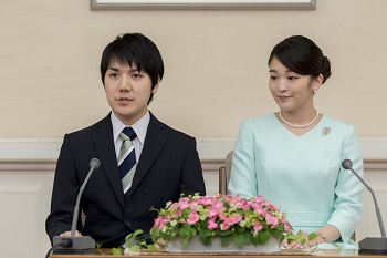 日本皇儲文仁親王的長女真子公主（右），於2017年9月初宣布與小室圭訂婚，如今總算傳出要結婚的消息。   圖：翻攝自日本宮內廳