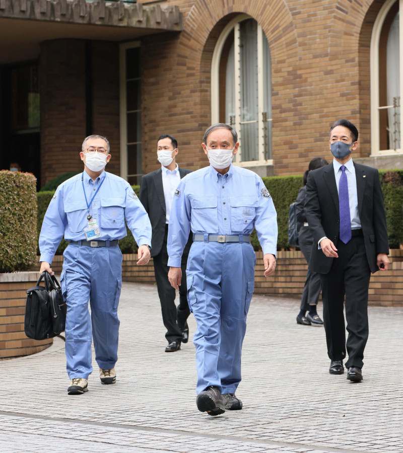 日本首相菅義偉（前排中）脫下西裝，參加今天的防災日演練，他稍早前表示自民黨總裁選舉不考慮延期。   圖：翻攝自首相官邸臉書