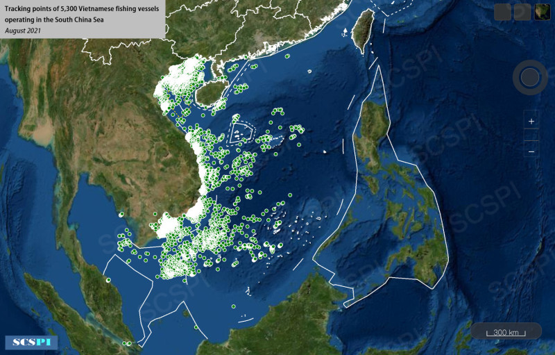 中國智庫「南海戰略態勢感知計劃平台」用民間船舶定位系統所顯示紀錄，指稱8月份有多達5300艘越南漁船在南海區域作業。   圖：翻攝 SCS Probing Initiative推特