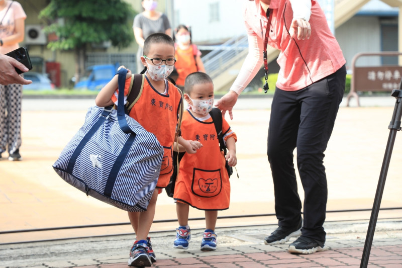 今天是開學日，台中市東寶國小附幼學童手牽手上學去。   台中市政府/提供