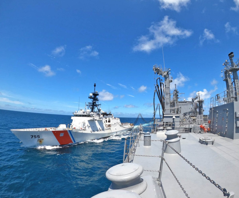 美國海岸防衛隊巡防艦「穆洛號（USCGC Munro WMSL-755）」26日先在東海海域與日本海上自衛隊油彈補給艦「淡海號(おうみ，AOE-426)」進行近海補給聯合訓練。   圖：翻攝 防衛省 海上自衛隊推特