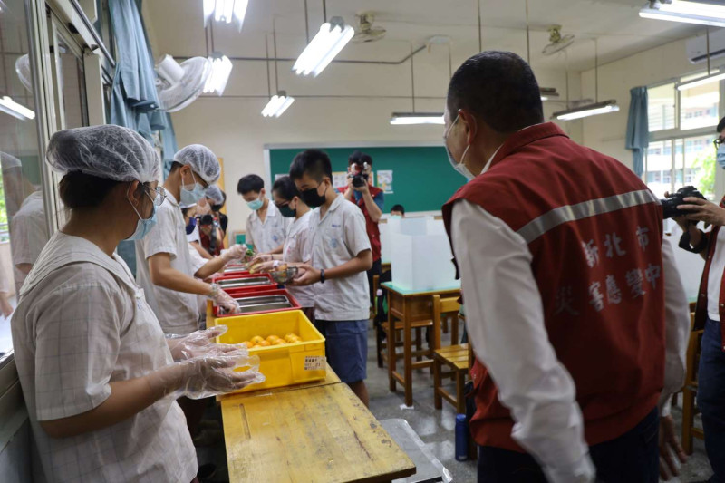 巡視同學們午餐用餐情形。   圖：新北市教育局提供