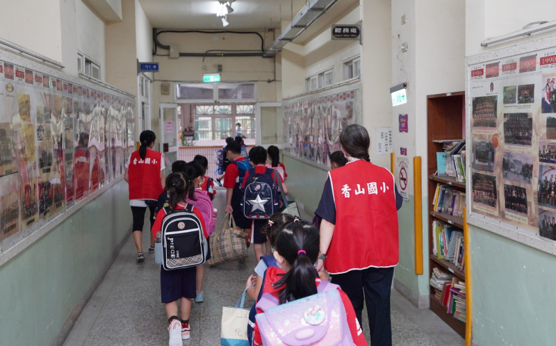 香山國小為小一新生，找來已經接種第一劑疫苗的安心志工擔任「一周嚮導」，幫助小一新生找到教室不迷路。   圖：新竹市政府提供