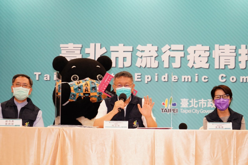 台北市長柯文哲今（1）天召開記者會推加碼五倍券，吉祥物熊讚在背後入鏡。   圖：台北市政府 / 提供