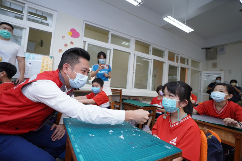 林智堅市長今化身小智老師向學生宣導防疫。   圖：新竹市政府提供