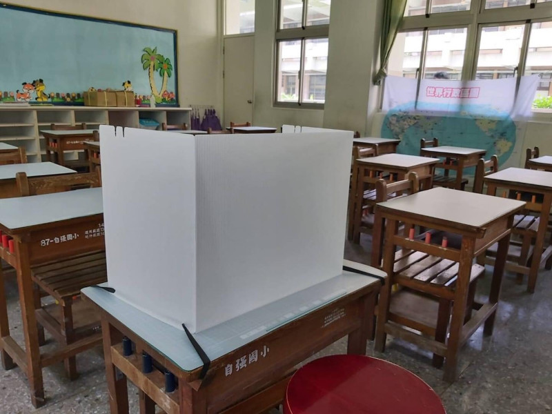 有教師利用鬆緊帶將隔板綁在桌上，頗為牢固。   圖：教師網站