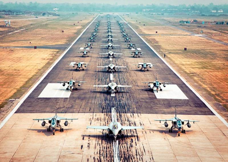 印度空軍以75架戰機「大象漫步」，來慶祝獨立75周年。   圖：擷取自印度空軍推特@IAF_MCC