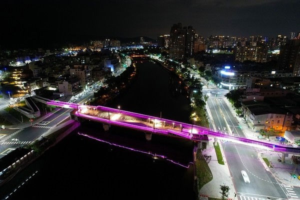 高雄愛河景觀橋八月底完工。   圖：高雄工務局／提供