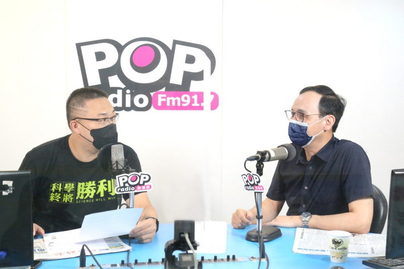 《POP搶先爆》主持人朱學恒專訪朱立倫期間，大酸網紅視網膜、曾博恩。   圖：《POP搶先爆》/提供