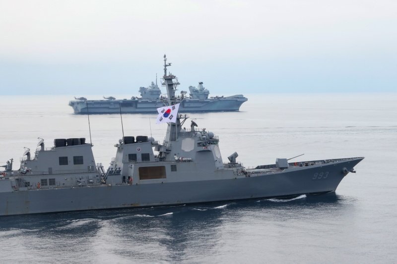 英韓聯合軍演。畫面前方為南韓「世宗大王級」驅逐艦「西厓柳成龍號(DDG-993)」。   圖：翻攝 HMS Queen Elizabeth推特