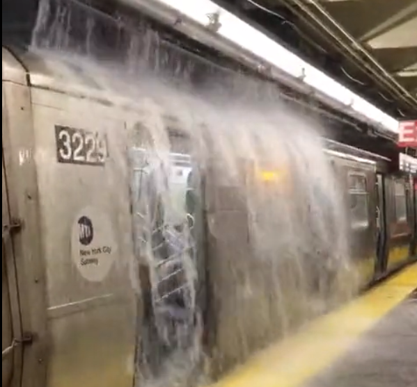 紐約暴雨在地鐵形成瀑布，線路均已停駛。   圖: 翻攝自騰訊新聞