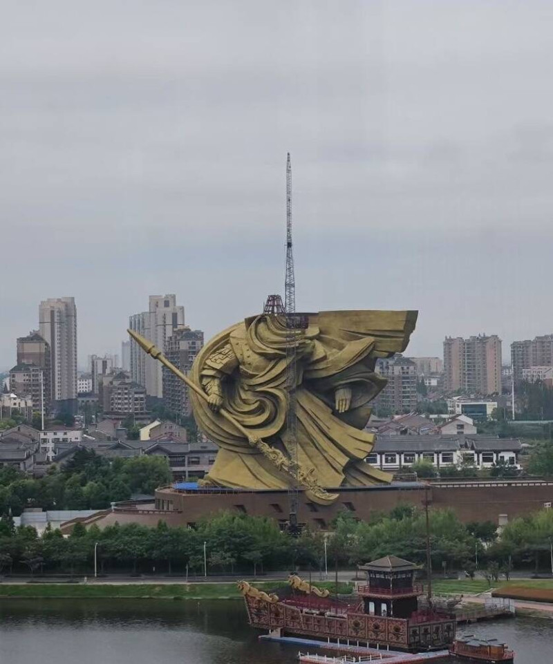 荊州市的巨型關公雕像因違反規定，昨晚頭部已被卸下   圖/翻攝自鳳凰網