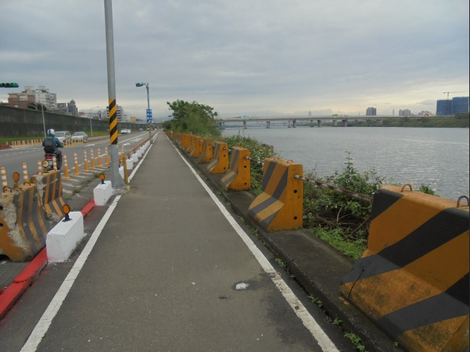 大漢溪左岸新海橋至大漢橋間自行車道寬度不足(現況)。   圖：新北市水利局提供