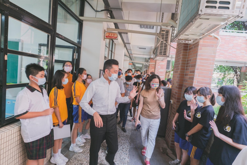 林智堅市長今前往三民國中關心孩子上課狀況與冷氣裝設。   圖:新竹市教育處提供