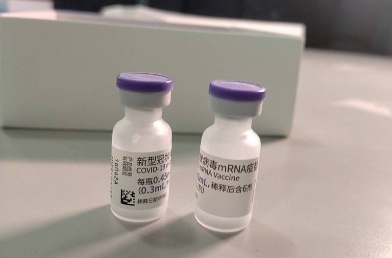 首批55萬劑客製化標籤輝瑞BNT疫苗今天上午5點10分運抵桃園國際機場。   圖 : 食藥署提供