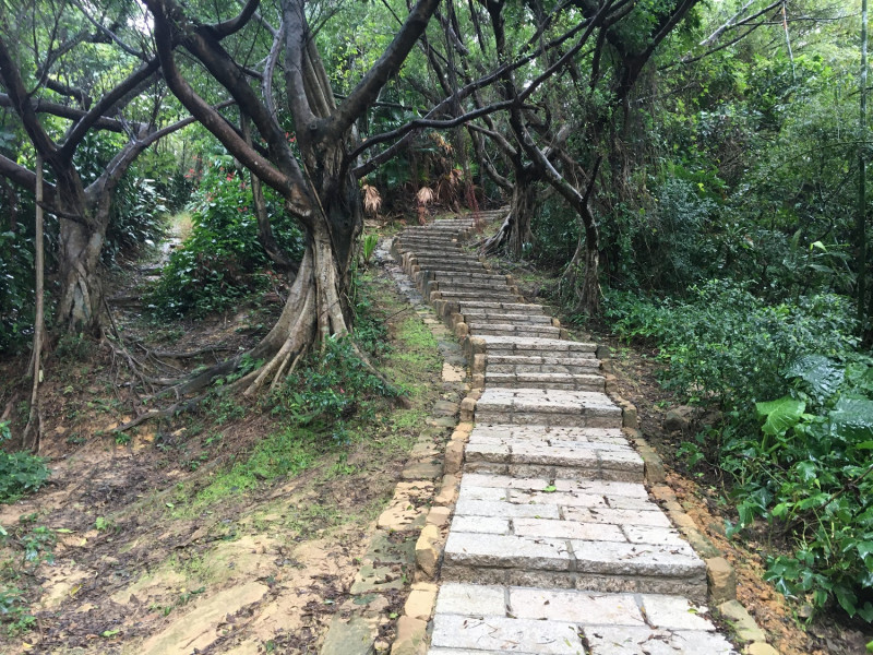奉天宮步道砂岩步徑及欄杆修整。   圖：台北大地工程處／提供