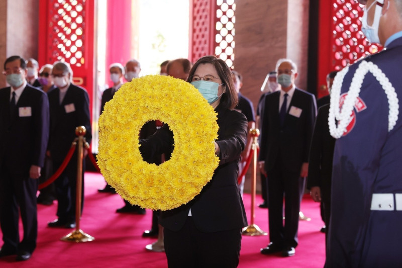 總統蔡英文3日前往忠烈祠致敬。   圖：總統府提供