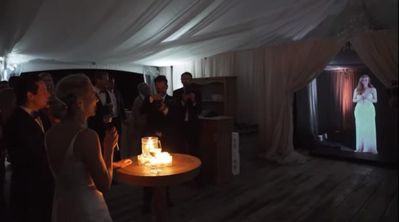 英國伴娘用3D技術，穿越到好友加拿大婚禮。   圖: 翻攝自環球網