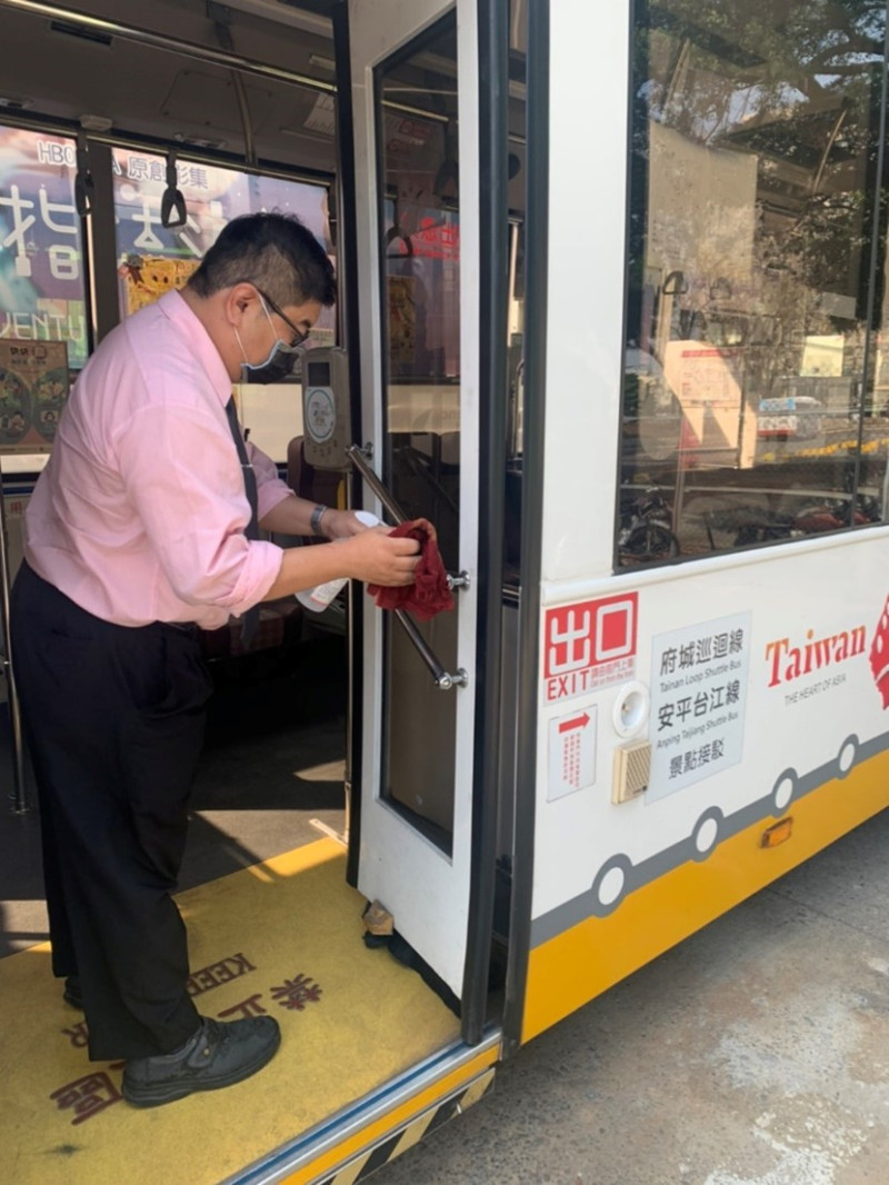 台南市台灣好行觀光公車加強車輛消毒作業。   圖：台南觀旅局／提供