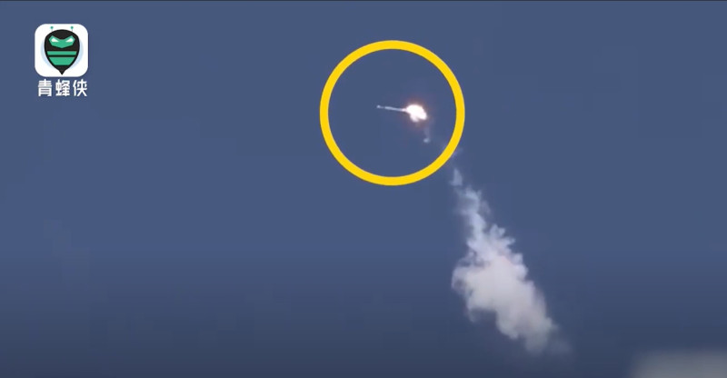 美國「螢火蟲」航空公司的火箭在空中爆炸   圖：擷取自青蜂俠