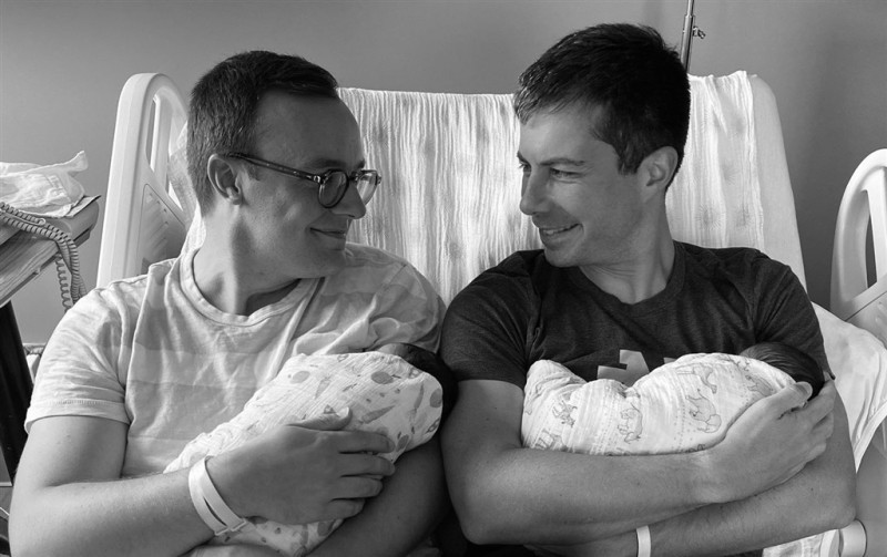 美國首位公開同性戀身分運輸部長布塔朱吉（右）在推特張貼自己與夫婿查斯頓（左）抱著兩名嬰兒的照片。   （圖取自twitter.com/PeteButtigieg）