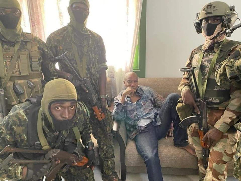 幾內亞驚爆軍事政變，現年83歲的總統顧德（坐沙發者）遭到全副武裝的特種部隊包圍。   圖：翻攝自烏干達FDC當推特