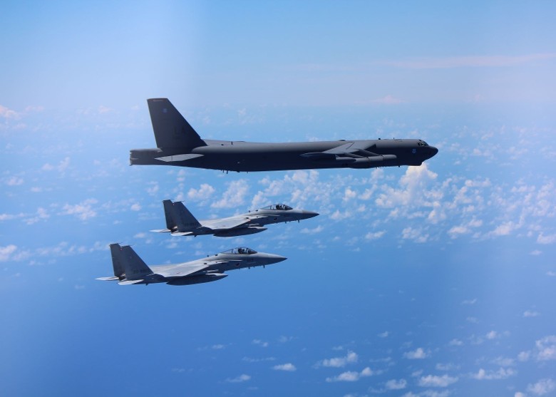8月31日，美國B-52轟炸機(上)與日本F-15戰機(下)聯合訓練。   圖：美國空軍提供